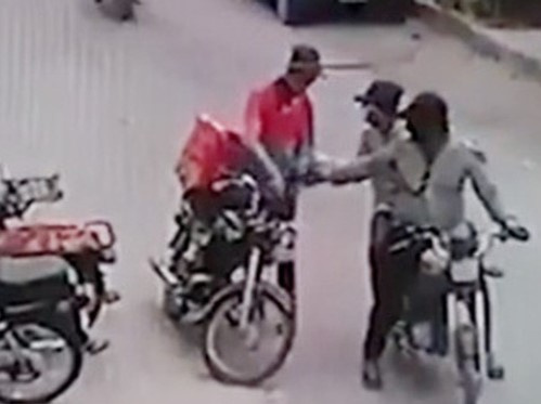 Video: Cướp đồ xong vội trả lại vì nạn nhân... òa khóc
