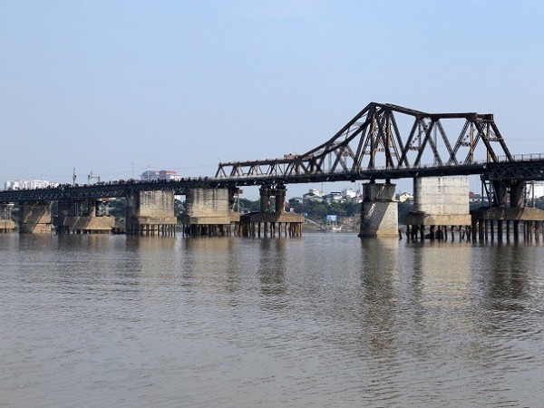 Phát hiện vật thể nghi là bom gần cầu Long Biên