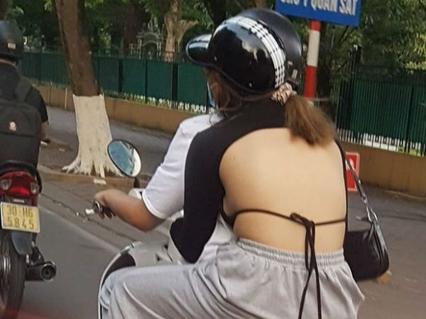 Cô gái lộ nguyên mảng lưng trần kém duyên khi ngồi sau xe bạn trai khiến dân tình 'nóng mắt'