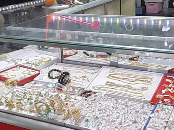 Thanh niên cướp lắc tay trong tiệm vàng, vừa chạy thì bị bắt
