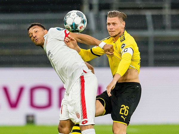 Dortmund thua đội đua trụ hạng
