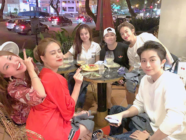 Gil Lê và Hoàng Thuỳ Linh khiến fan 'phát sốt' khi công khai ngồi cạnh cực tình tứ trong buổi tụ họp cùng hội bạn thân