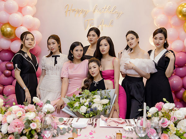Dàn hoa hậu mừng sinh nhật Tú Anh