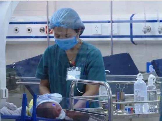 Bé sơ sinh bị bỏ rơi ở hố ga: Có người tự xưng là 'Bà ngoại' đến gặp, bệnh viện từ chối