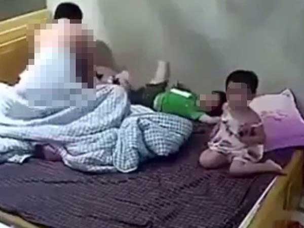Phẫn nộ với hình ảnh bố mẹ bật tivi cho 2 con xem rồi thản nhiên trùm chăn làm chuyện ấy ngay trước mặt trẻ