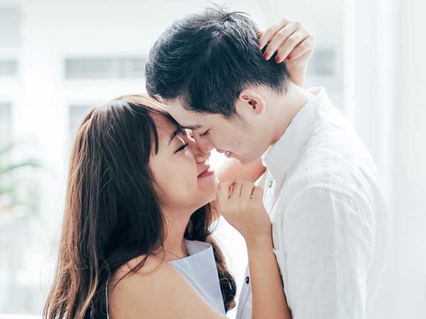 Nếu trong khi hôn anh ấy có 4 cử chỉ nhỏ nhặt này, bạn là người phụ nữ khiến anh ấy cực kì muốn nâng niu đấy!