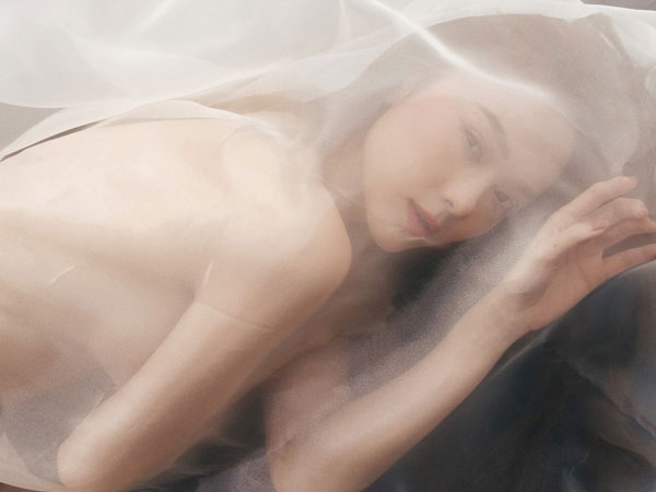 Minh Hằng tung bộ ảnh bán nude táo bạo để đón tuổi 33: Thần thái lạnh tanh nhưng body thì lại 'nóng' hừng hực