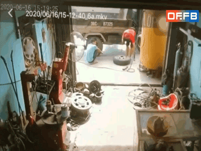 Video: Cú đâm kinh hoàng húc bay xe tải đang sửa và pha 'đứng tim' của 2 người thợ