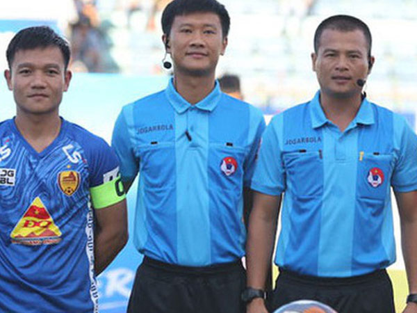 Chủ tịch CLB ở V.League bị tố lăng mạ trọng tài, mặc kệ CĐV tấn công 'vua áo đen'