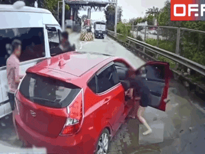 Video: Chèn ép xe con bị cô gái rút guốc đuổi, tài xế đang 'hổ báo' phải rút vào xe cố thủ