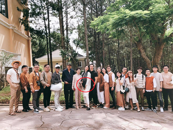 Hồ Ngọc Hà tiếp tục trở thành tiêu điểm chú ý khi mạnh dạn khoe ảnh toàn thân, lộ rõ bụng bầu ở tháng thứ 4
