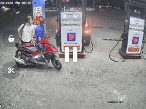 Video: Khoảnh khắc tài xế lùi trúng cột bơm xăng, ô tô bốc cháy dữ dội trong đêm