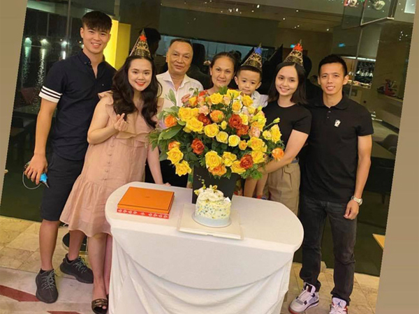 Quỳnh Anh lộ thân hình phát tướng vì mang bầu, đến nỗi nhìn như gấp đôi cả cầu thủ Duy Mạnh
