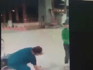 Video: Tranh giành khách để bán xăng 'lậu', 2 người phụ nữ có màn 'dặt mặt' nhau khiến tất cả ngao ngán