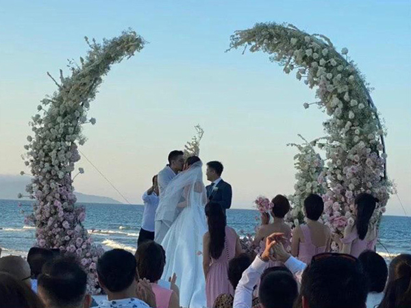 Hình ảnh hiếm hoi về chú rể của Phanh Lee, dáng cao ráo và chỉ lộ nửa mặt vẫn thấy đẹp trai ngời ngời