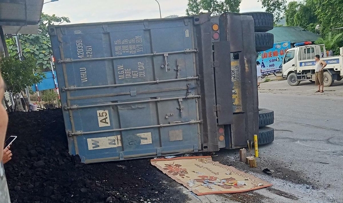 Container lật đè chết hai mẹ con
