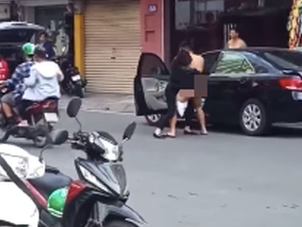 Người đàn ông khoả thân giằng co với một phụ nữ trên phố khiến nhiều người xôn xao