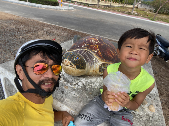 Ông bố Hà Nội bỏ việc vì nghiện con: Cùng con 'đi đu đưa' từ 6 tháng tuổi, 3 tuổi đã 'thả' con đi khám phá đảo hoang, cứu hộ rùa