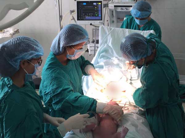 Sinh con khi mới 16 tuổi vì tảo hôn, sản phụ ở Đắk Nông bị sa dây rốn suýt chết