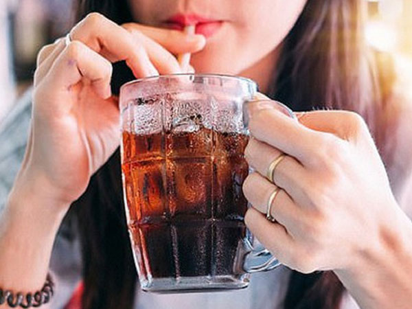 Cô gái mới 27 tuổi đã bị đục thủy tinh thể, nguyên nhân là do thường xuyên uống loại nước giải khát mà giới trẻ rất ưa thích