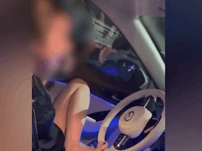 Video: Người mẹ trẻ lái ô tô bằng một chân, còn cười đùa cợt nhả để bạn quay clip cho con nhỏ nhìn theo
