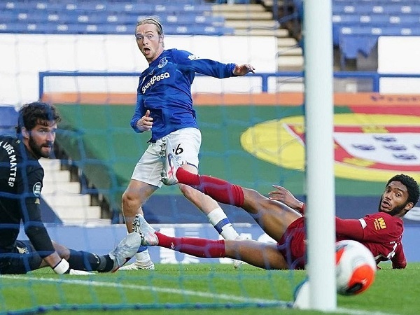 Liverpool rơi điểm ở Everton