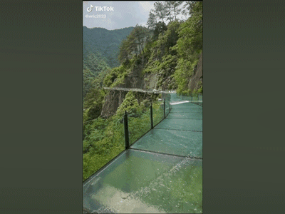 Chiếc máng trượt bằng kính 'thót tim' nhất Trung Quốc đang gây tranh cãi dữ dội trên TikTok: Có thực sự an toàn cho du khách?