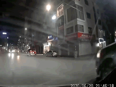 Video: Xe máy phóng tốc độ "bàn thờ" lao vào xe bán tải, người đăng clip bất ngờ bị chỉ trích