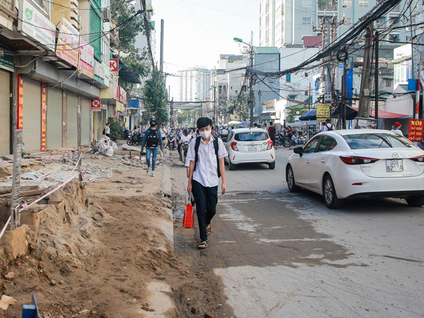 Hà Nội: Vỉa hè thành đại công trường, người dân đi lại khó khăn