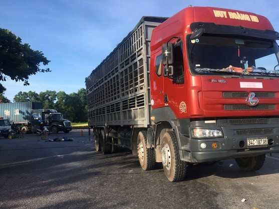 Va chạm với xe tải, 2 người tử vong tại chỗ