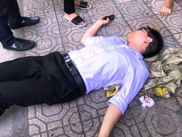 Cán bộ phường bị đánh úp đến bất tỉnh trên đường đi đón con