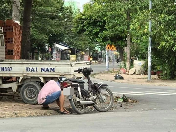 Giữa mùa sáng nắng chiều mưa lụt, người đàn ông lúi húi bên cống thoát nước và làm hành động không tưởng khiến dân tình phẫn nộ