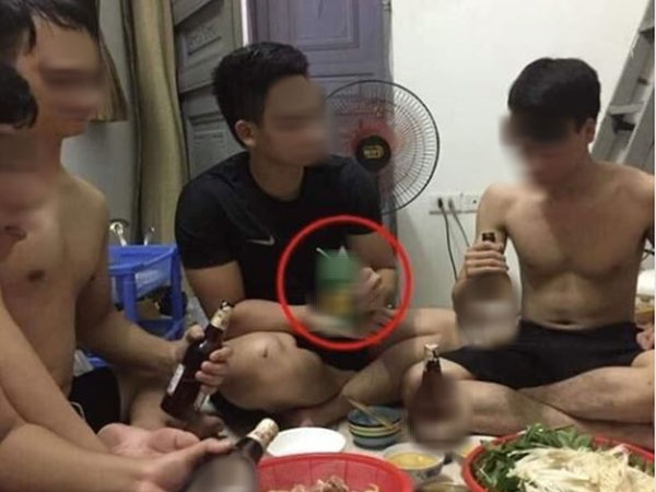 Bức ảnh hội bạn tụ họp trông thì rất bình thường nhưng đạt lượng viral 'khủng' cũng nhờ thứ nam thanh niên cầm trên tay đặc biệt gây chú ý