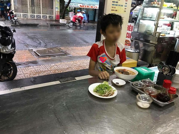 Thấy bé trai ướt từ đầu đến chân, người đàn ông có hành động ấm lòng trong quán bún riêu