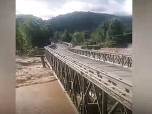 Video: Khoảnh khắc cây cầu bị nước lũ phá hủy
