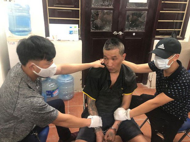 Đối tượng bỏ trốn ngay tại toà từng dí súng vào đầu bạn gái khi bị chia tay