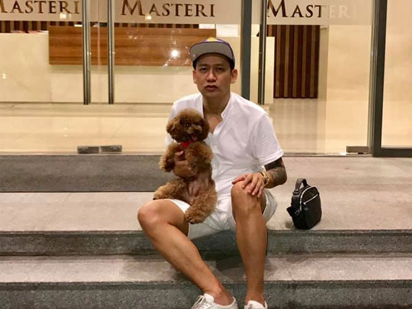 Ca sĩ Duy Mạnh đăng ảnh ôm chó ngồi ở sảnh chung cư của Vũ Khắc Tiệp để 'hóng biến' nhưng sự thật đằng sau khiến dân tình 'ngã ngửa'