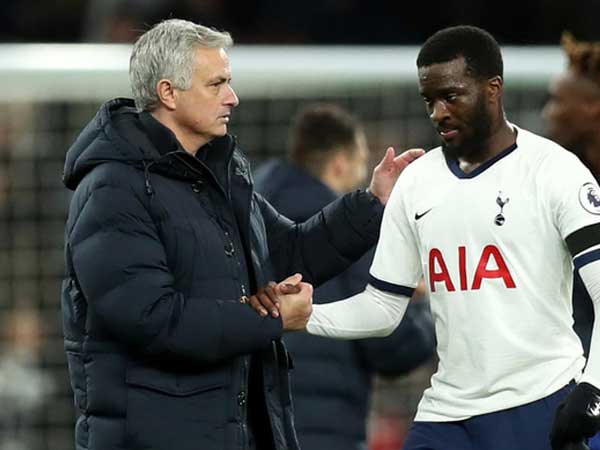 CĐV Tottenham trách Mourinho