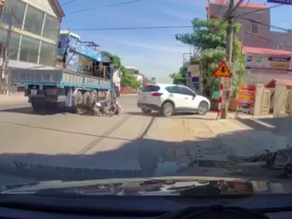 Lao người vào ô tô, nam thanh niên suýt bị xe đầu kéo cán nát chân
