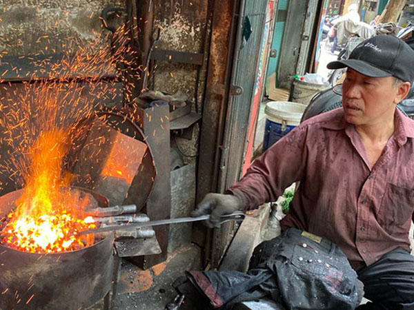 Phố Lò Rèn đỏ lửa trong ngày Hà Nội nóng 40 độ C