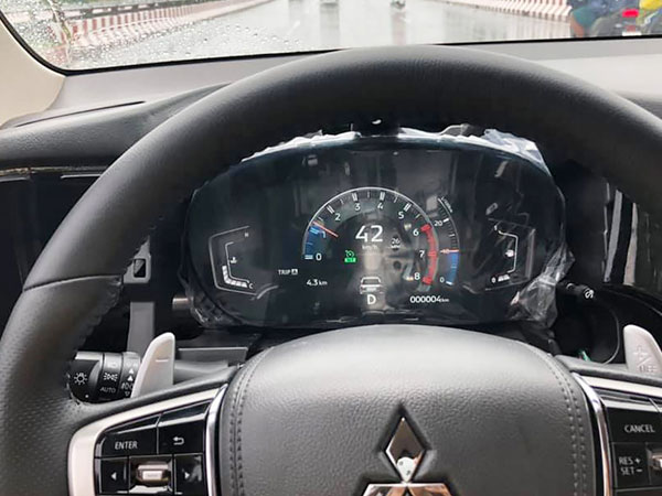Mitsubishi Outlander đầu tiên Việt Nam nâng cấp đồng hồ điện tử ‘full’ chức năng, chủ xe tốn hơn 25 triệu đồng và 1 tuần nghiên cứu