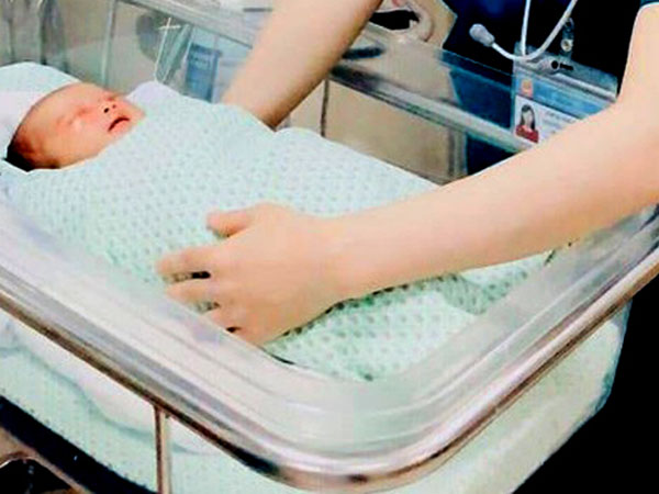 Bé sơ sinh bị bỏ rơi suốt 3 ngày dưới hố ga bị nhiễm trùng máu, kháng kháng sinh