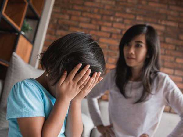 Mẹ cho tiền triệu nhưng không biết ngày nào tôi cũng phải uống thuốc ngủ: Tình yêu không đúng cách tổn thương và ngột ngạt vô cùng