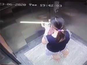 Video: Mẹ xem điện thoại, con bất ngờ bị cuốn tay vào cửa thang máy khiến nhiều người giật mình hoảng sợ