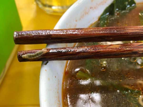 Hoảng hốt với 'đàn sâu' trong bát mì chua cay, cô gái phản ánh với chủ quán thì nhận được câu trả lời gây ức chế