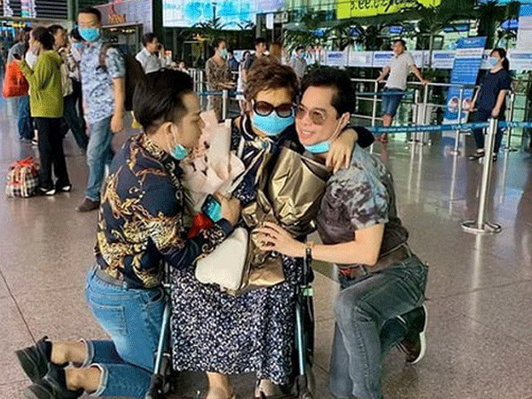 Mẹ Ngọc Sơn quyết định một mình về Việt Nam điều trị khối u, tình trạng sức khoẻ hiện tại cải thiện đáng mừng