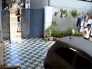 Video: Lao xe qua cổng sắt rồi đâm vào nhà dân, nữ tài xế khiến người thân gào thét
