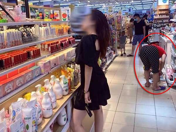 Tạo dáng ưỡn ẹo trong quầy hàng siêu thị, cô gái trẻ mở lời mỉa mai bà mẹ bỉm sữa đang chổng mông phía sau và cái kết đáng đời