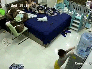 Bé trai với tay làm đổ cả bình nước lọc vào người, thoát nạn trong tích tắc nhờ bố lao xuống 'cứu nguy'