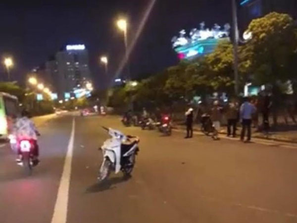 Nhân viên bán vé xe buýt bị tông tử vong khi đi bộ sang đường